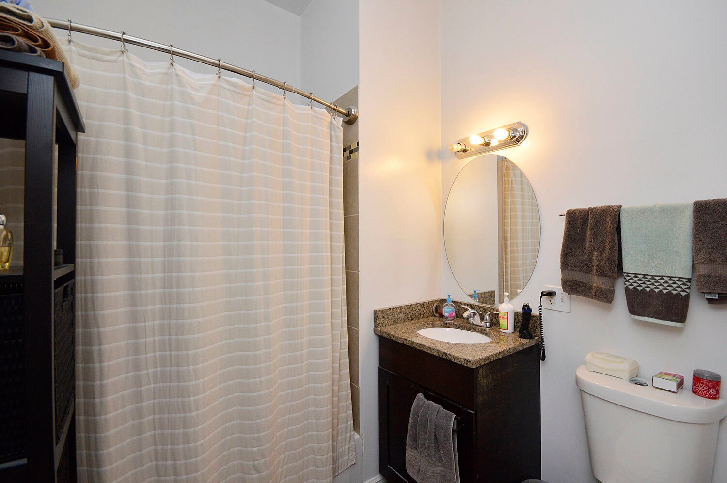 Building Photo - 1644 N Artesian Ave