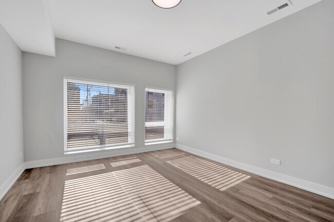 Building Photo - 2142 S Fairfield Ave
