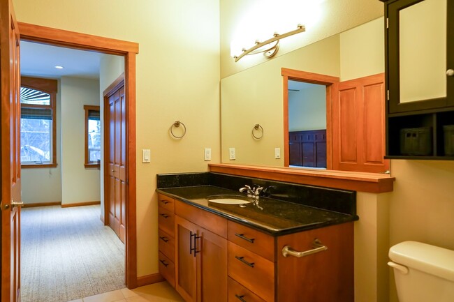 Building Photo - Executive Townhome - Walking distance to C...