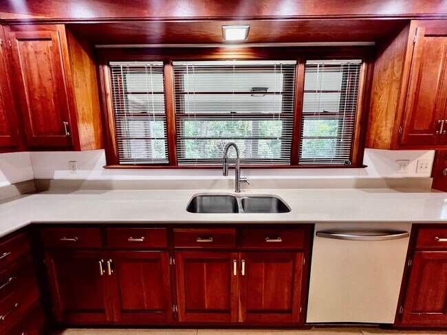Building Photo - STUNNING home with fully finished BASEMENT!!!