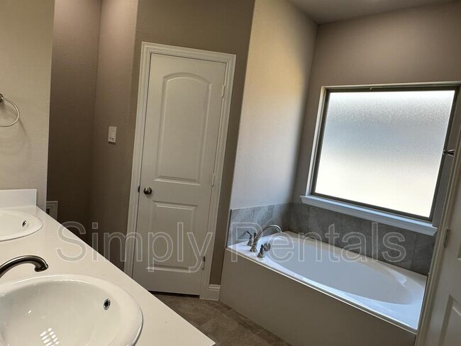Building Photo - Ashwood Dr 7817