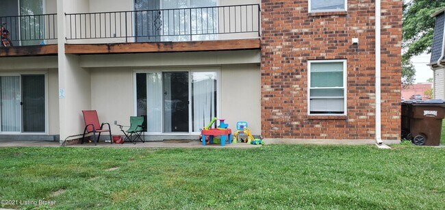 Building Photo - 9302 Aylesbury Dr