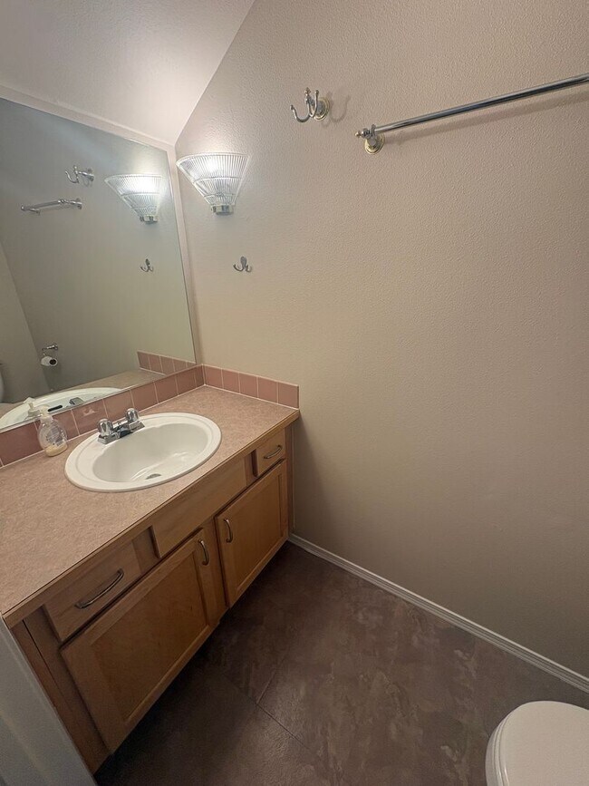 Building Photo - 12549 Roosevelt Way NE
