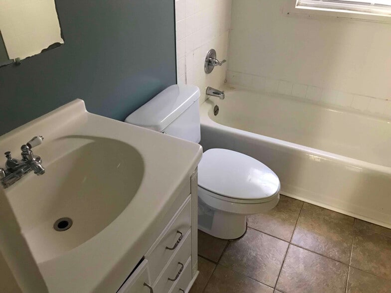 Building Photo - 7607 Columbus Rd