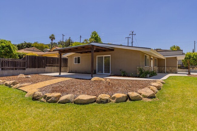 Building Photo - Oak View Abode