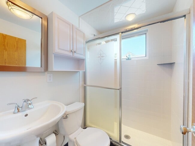 Building Photo - 25 Charlotte Rd