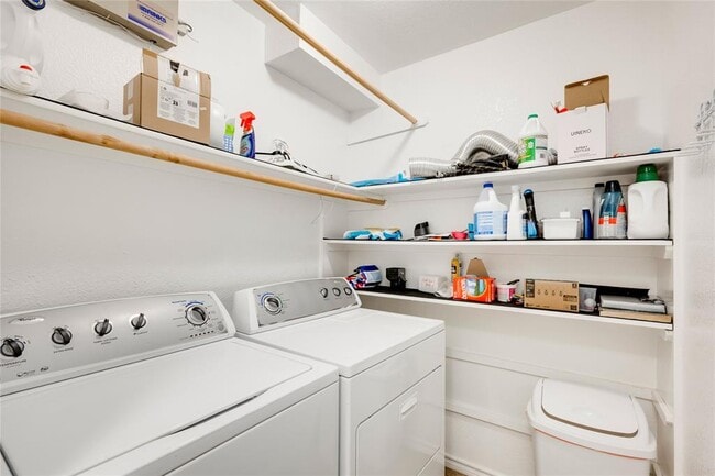 Building Photo - 6621 Mesa Hollow Dr