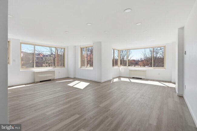 Building Photo - 4000 Tunlaw Rd NW