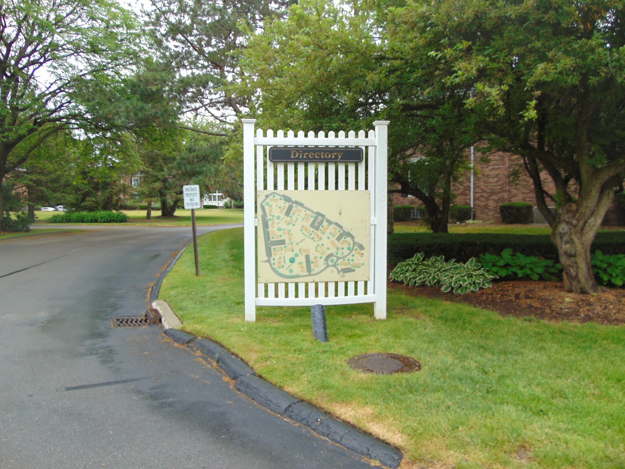 Building Photo - 683 E Fox Hills Dr