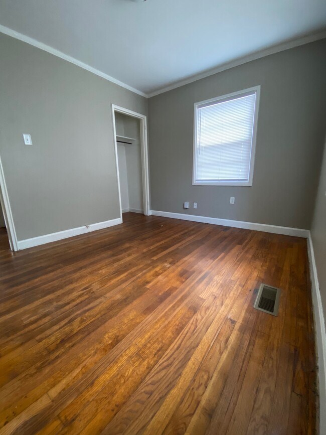 Building Photo - 127 Crestview Dr
