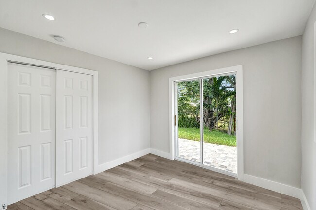 Building Photo - 5601 SW 36th Ct