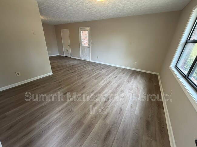 Building Photo - 1035 Eastview Rd NE