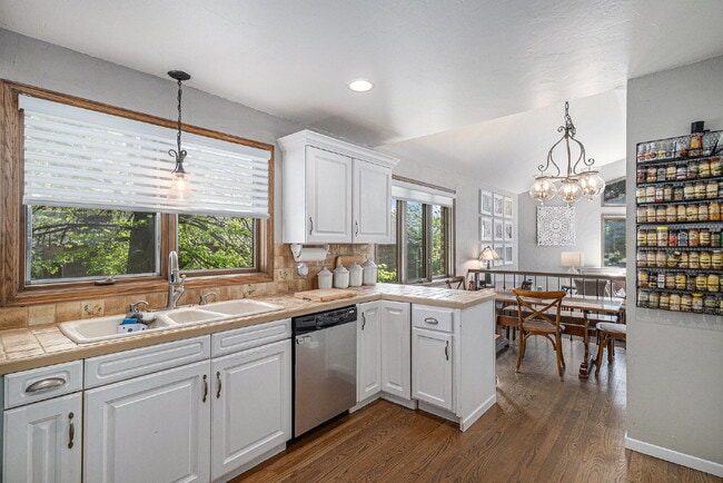 Building Photo - "Spacious 4-Bedroom Retreat with 3.5 Baths...