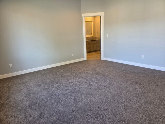 Building Photo - 1702 Aaron Dr