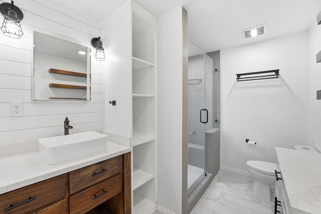 Building Photo - 2044 Des Jardines St