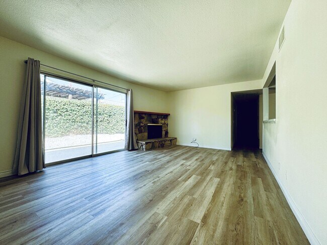 Building Photo - 2105 E Petunia St