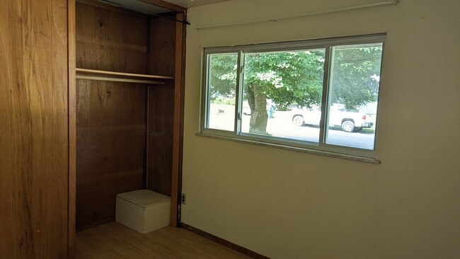 Building Photo - 3 Bed 2 bath home located near shopping, schools, and parks