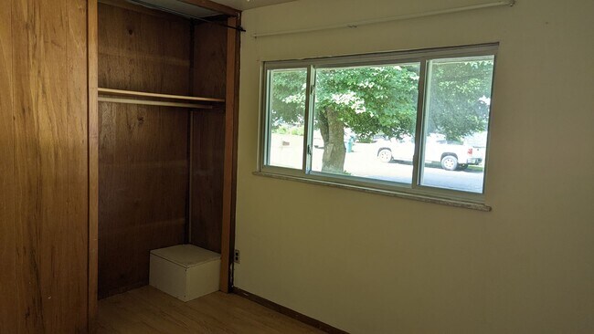 Building Photo - 810 Maplepark Dr