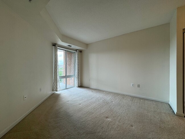 Building Photo - Sun-filled 1 Bed 1 Bath Condo With Private...