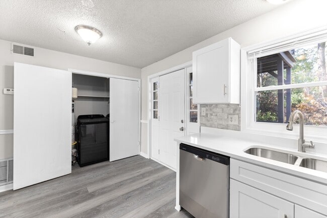 Building Photo - 121 Mark Twain Cir