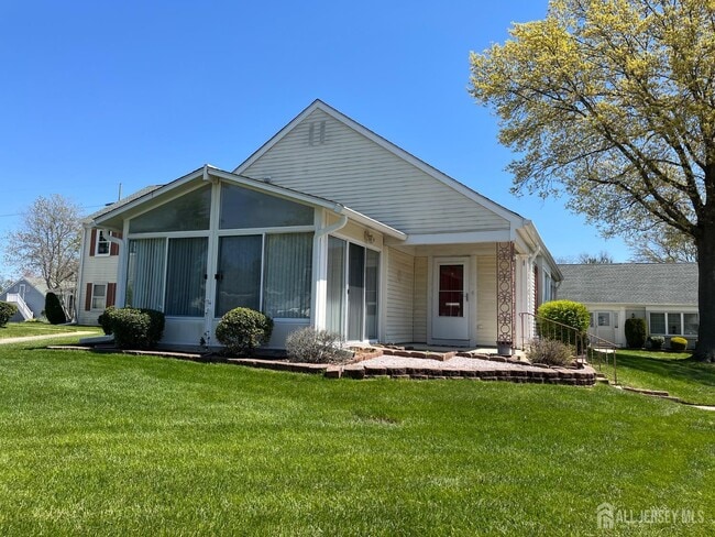 Building Photo - 333N Newport Way