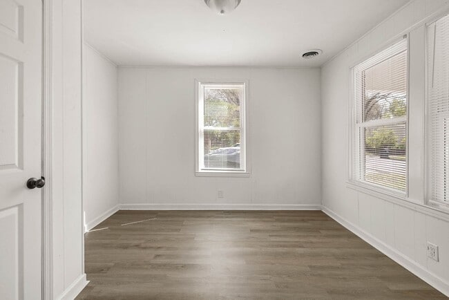 Building Photo - 107 S 9th Ave