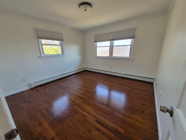 Building Photo - 27 Oakwood Dr