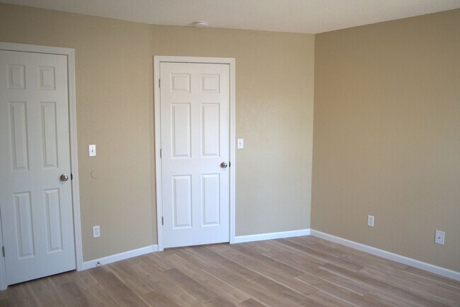 Building Photo - 1309-1311 Godas