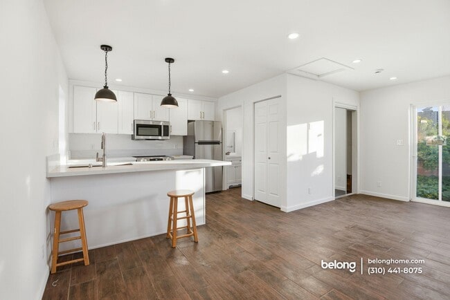 Building Photo - 648 Anita St