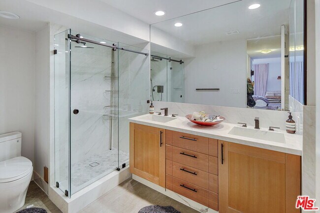 Building Photo - 1100 Alta Loma Rd