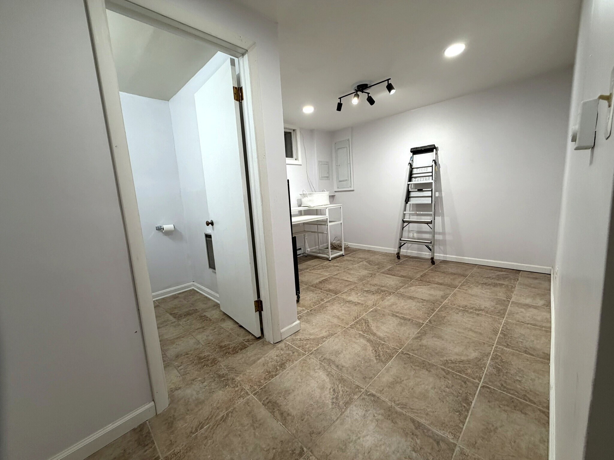 Building Photo - 2119 Oaklyn Dr