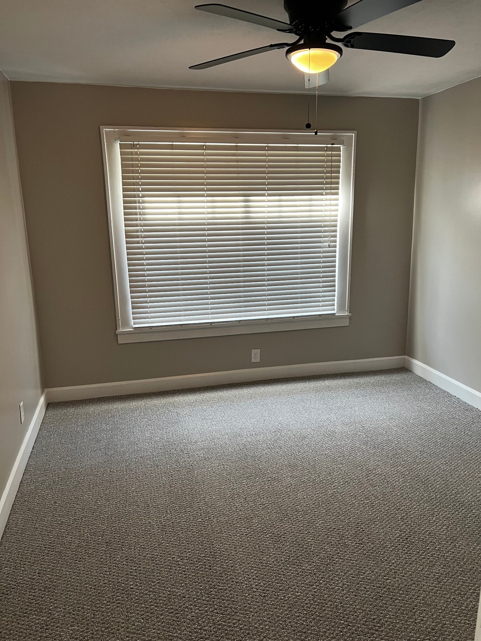 Middle bedroom - 128 N 6th Ave