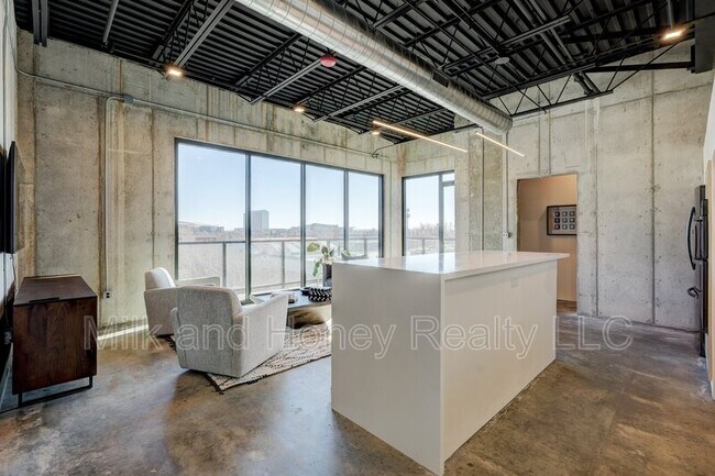 Building Photo - 631 W California Ave