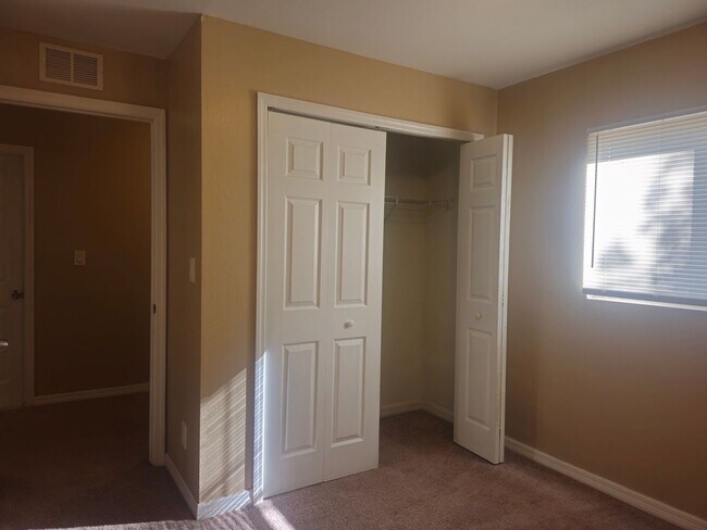 Building Photo - Nice 2 Bed plus a Den!, 2 Bath with a 1 Car Garage.