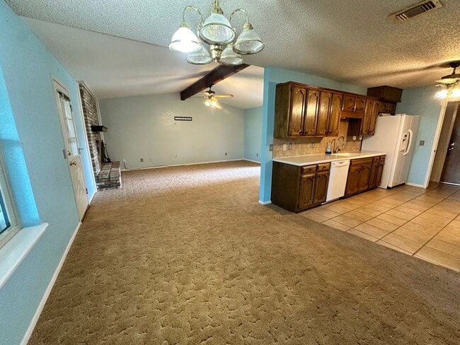 Building Photo - Spacious Family Home!