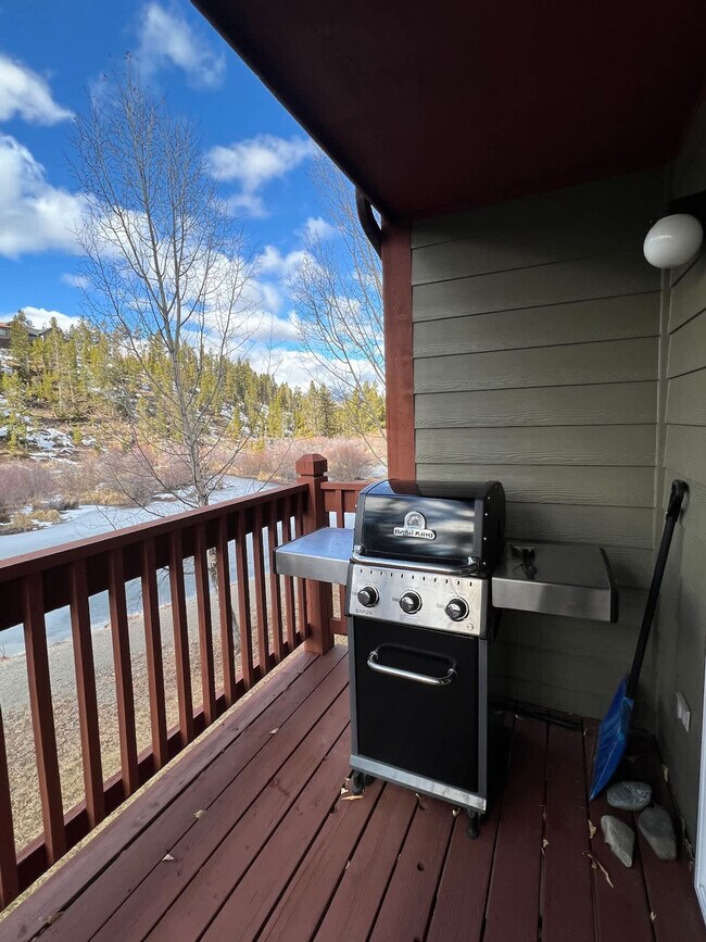 Building Photo - 290 Revett Dr