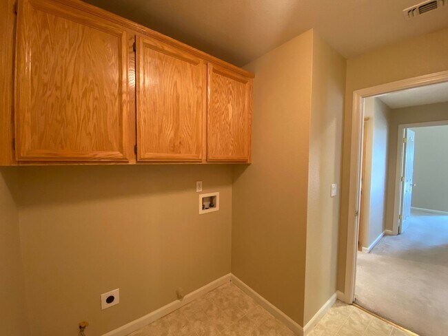 Building Photo - Cozy 3 Bedroom With A Large Den!