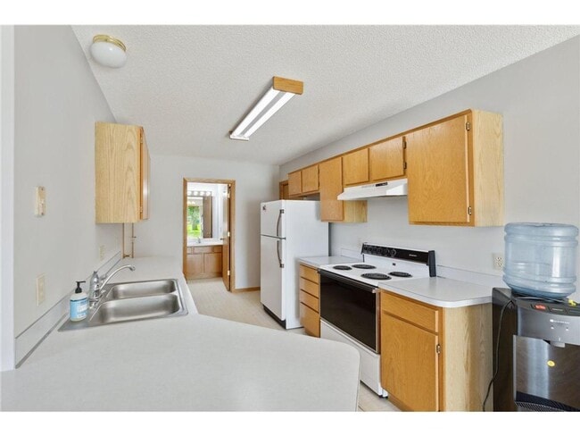 Building Photo - 2 Bed + Loft End Unit Townhome- Available 6/1