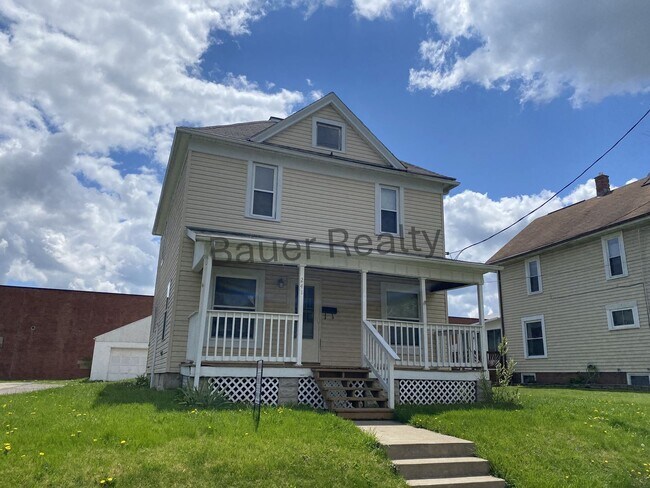 Building Photo - Three Bedrooms, One and a Half Baths