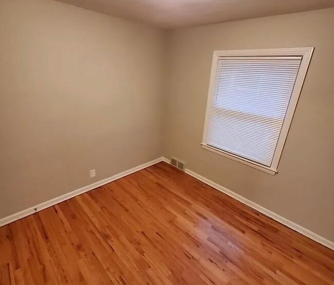 Building Photo - Welcome Home!!!  Oak Park 3 bedroom brick ranch