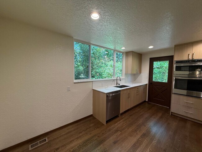 Building Photo - 3 Bed 2.5 Bath in the Heart of Bellevue