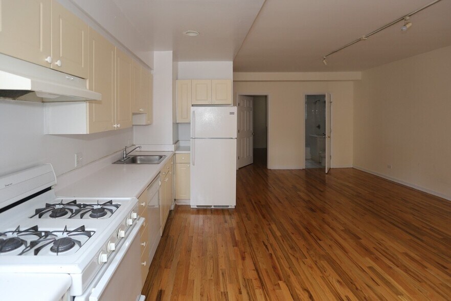 Building Photo - 922 W Dakin St