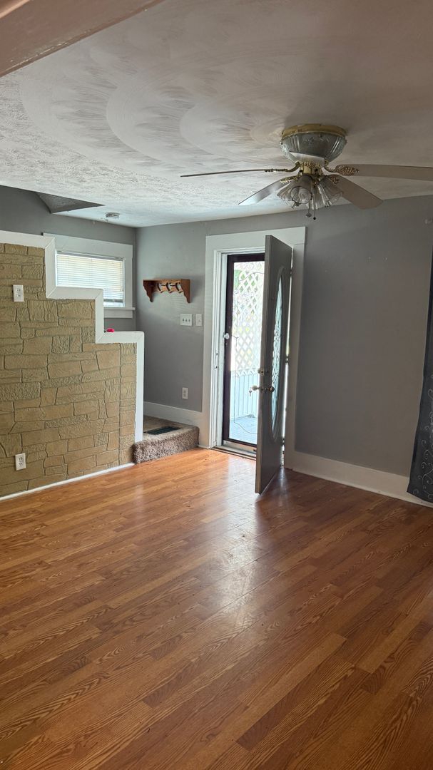 Building Photo - Large 2 bedroom home available now!