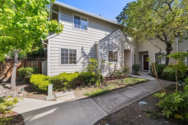Primary Photo - Delightful 3/3bth End-Unit Townhouse in Ce...