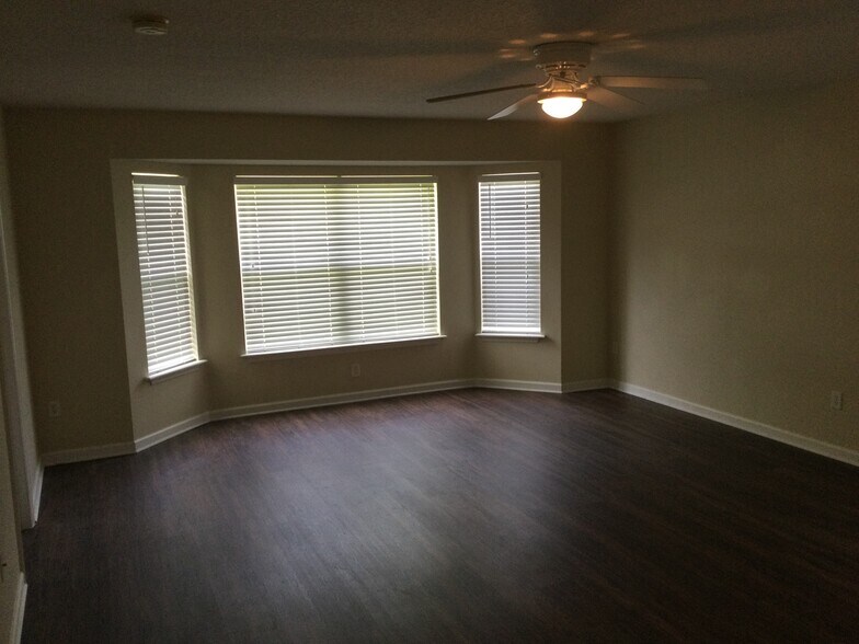Building Photo - 422 Bostwick Cir