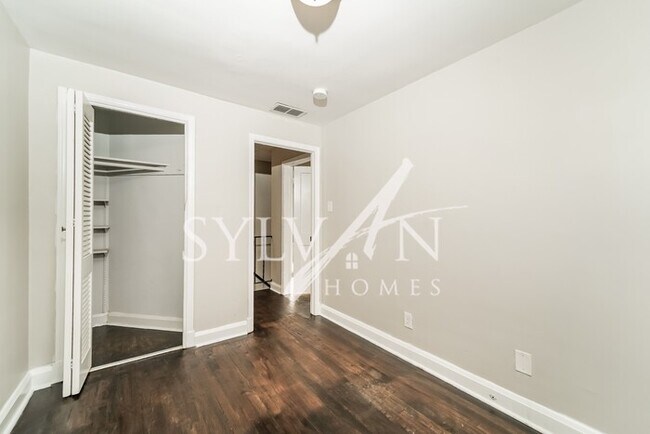 Building Photo - Updated 3 bedroom end unit townhome!