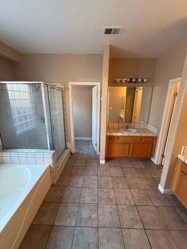 Building Photo - Spacious 4-Bedroom, 2-Bathroom Home in Southwest Bakersfield