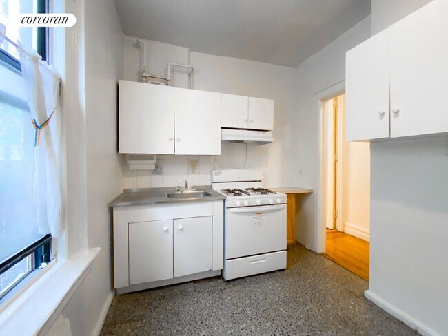 Building Photo - 665 W 160th St