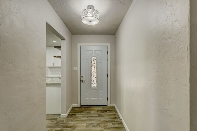 Building Photo - Spacious Elegance: Open Floor Plan, Dual V...