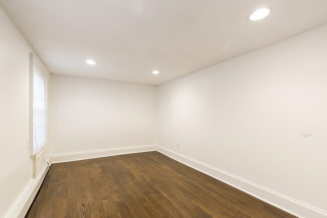 Building Photo - 590 Jersey Ave